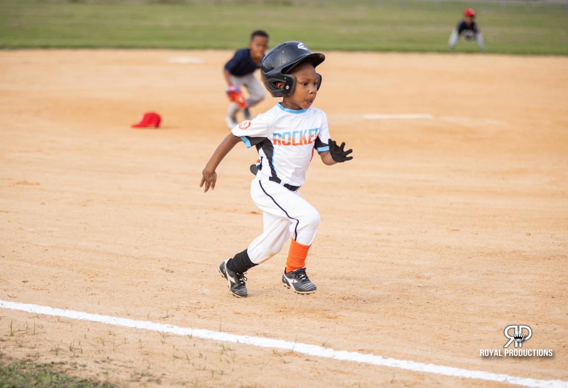 Young Rockets player sprinting on the basepath